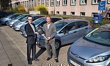 Den überdimensionalen symbolischen Fahrzeugschlüssel nahm Thomas Ross, Geschäftsführer von Cambio Köln, von Axel Wilke, Direktor Marketing der Ford-Werke GmbH entgegen. Foto: Auto-Reporter/Ford